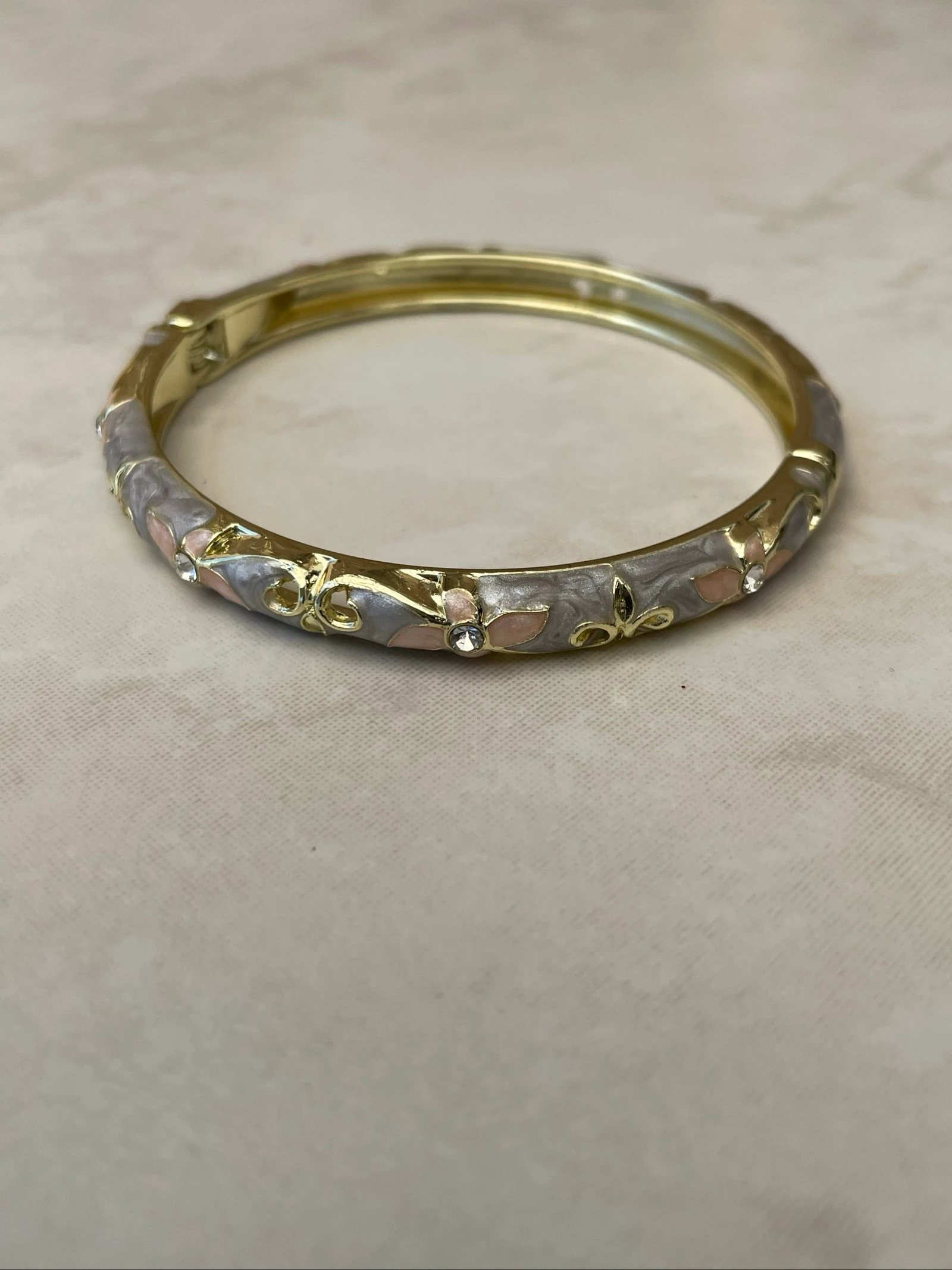 Anillo dorado esmaltado ajourado – photo 4
